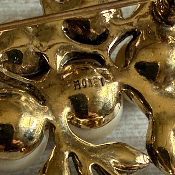 Elegant Pearl and Gold Leaf Monet Brooch - Picture 3 of 6